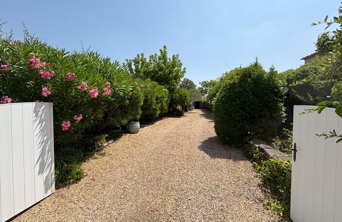 À Uzès, une maison au charme singulier dans un écrin de nature — photo 4