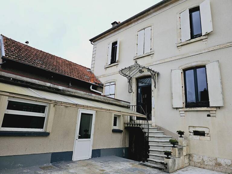 SAINT DOULCHARD IMMEUBLE DE 285M² GARAGE DEPENDANCES — photo 1