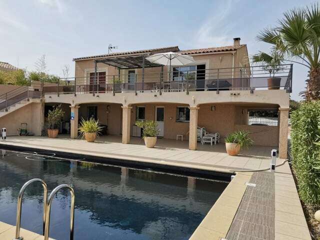 Villa  exeptionnelle avec deux magnifiques gites sur un très grand terrain avec piscine — photo du bien