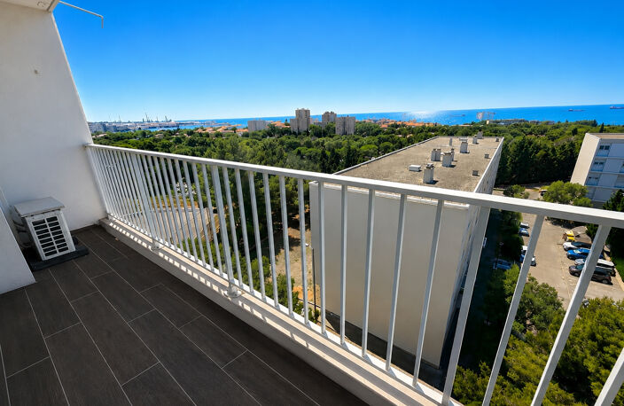 PORT-DE-BOUC   T3 AVEC VUE MER, BALCON, ASCENSEUR ET PARKING — photo 4