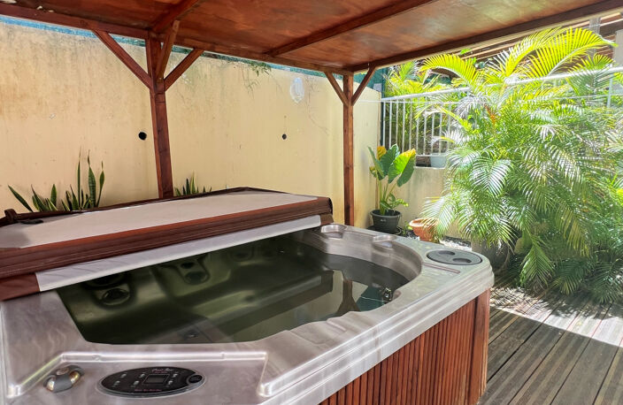 **À LOUER   Appartement meublé avec jacuzzi au Gosier** — photo 3