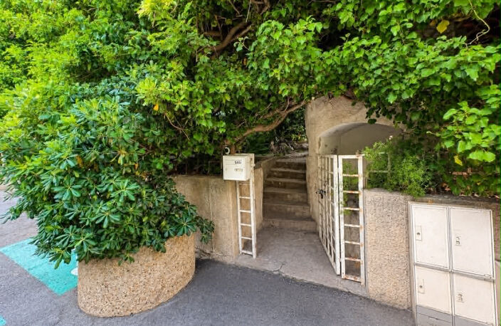 Maison mitoyenne en centre-ville de Sainte-Maxime à 50m des plages et de la mer. — photo 2