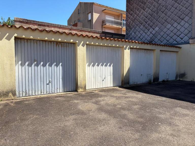LES SABLES D'OLONNE RARISSIME RUE PEPIN GARAGE FERME 14 M² DANS L'ENCEINTE D'UNE RESIDENCE SECURISEE — photo 1