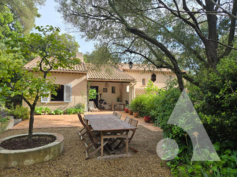 SAINT-RAPHAEL VILLA D'EXCEPTION À DEUX PAS DE LA MER  200 M² SUR 3 845 M² — photo 1