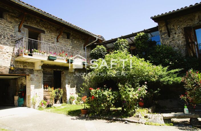 Implantée sur la commune de Taluyers, je vous invite à venir découvrir cette ferme en pierre de 157 m2 habitable et ses 300 m2 de dépendances, implantée sur 4000 m2 de terrain avec potager. — photo 2