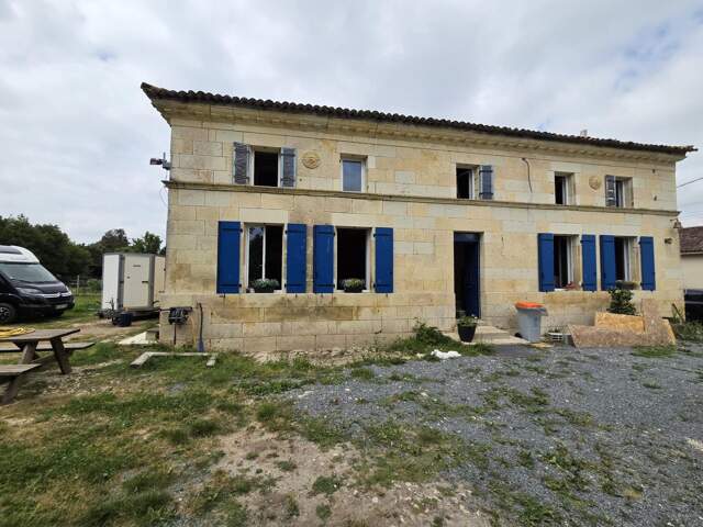 Charmante maison en pierre à finir de rénover, — photo du bien