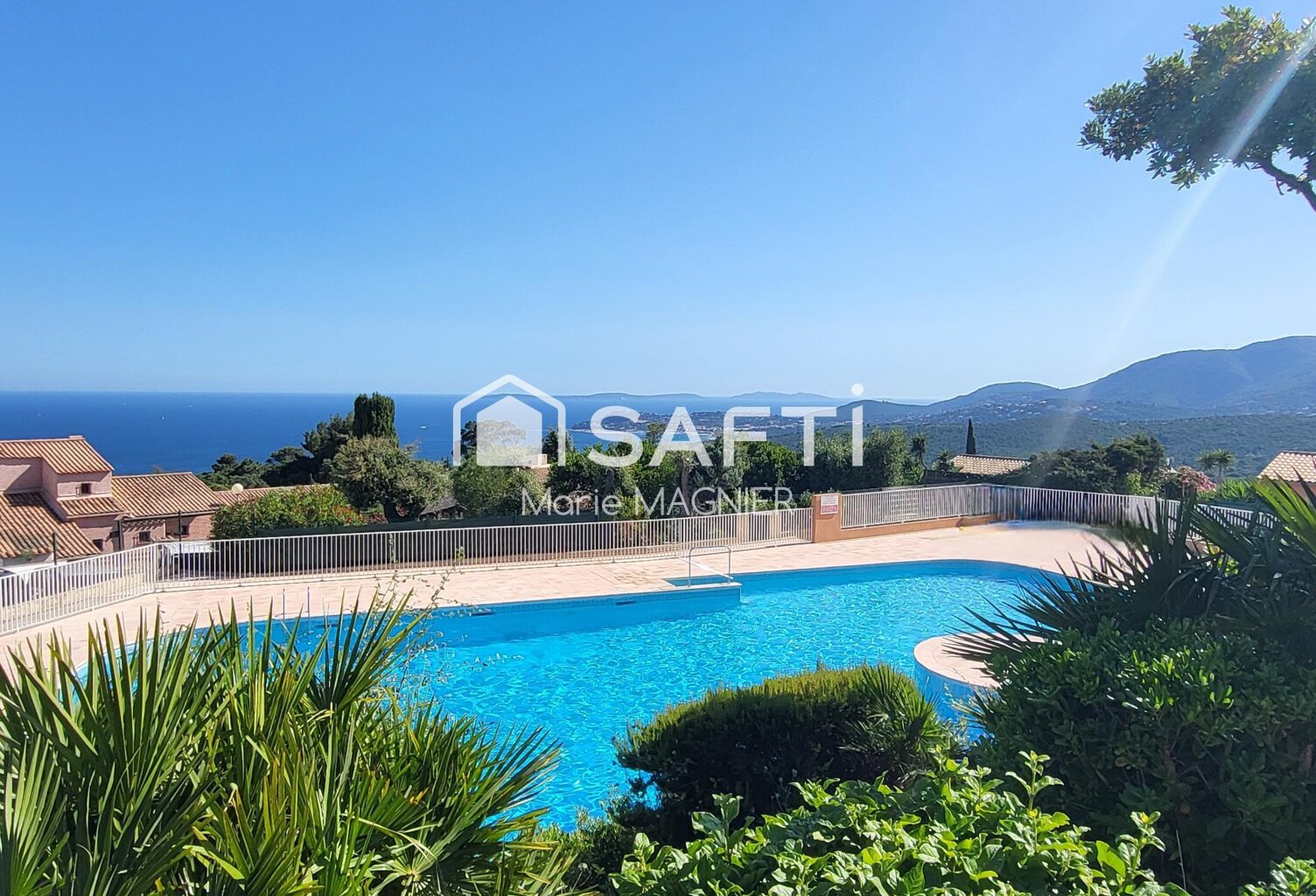 Et si votre plus beau luxe était la vue ? Face à l'immensité de la Méditerranée, à la CROIX- VALMER avec vue sur les îles de Porquerolles et la baie de Cavalaire, découvrez un appartement où chaque regard vers l'horizon devient un moment de bonheur. — photo 1