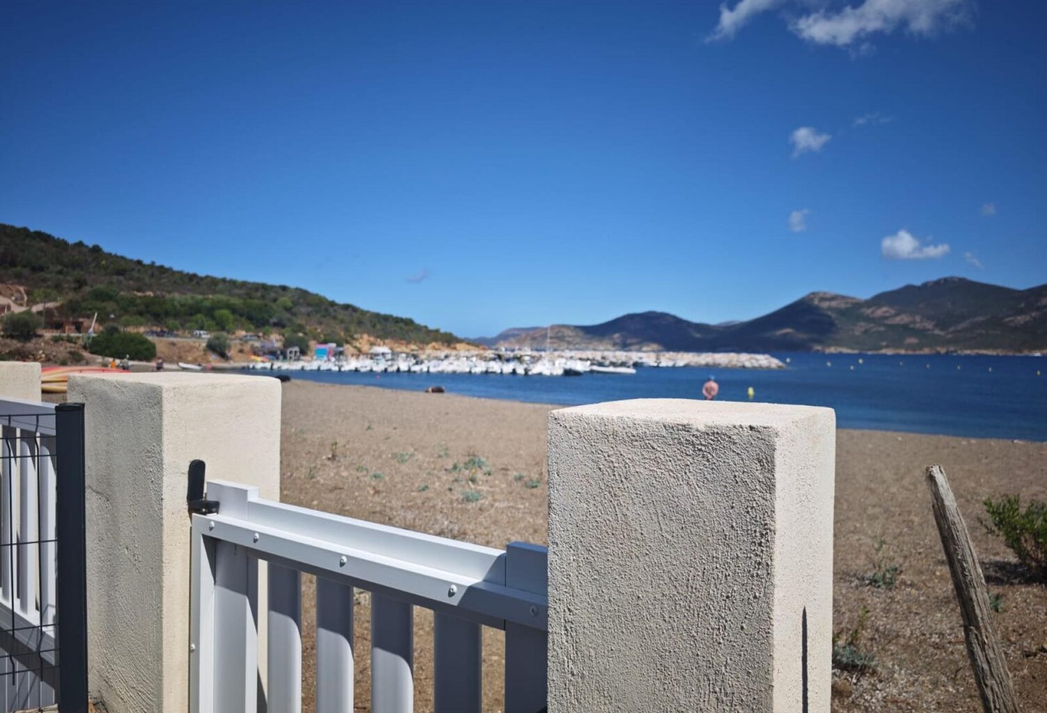 Villa contemporaine pieds dans l'eau, site Natura 2000 entre port de plaisance et réserve de Scandola. 97m², 4 chambres, 30 min aéroport Calvi. — photo 1