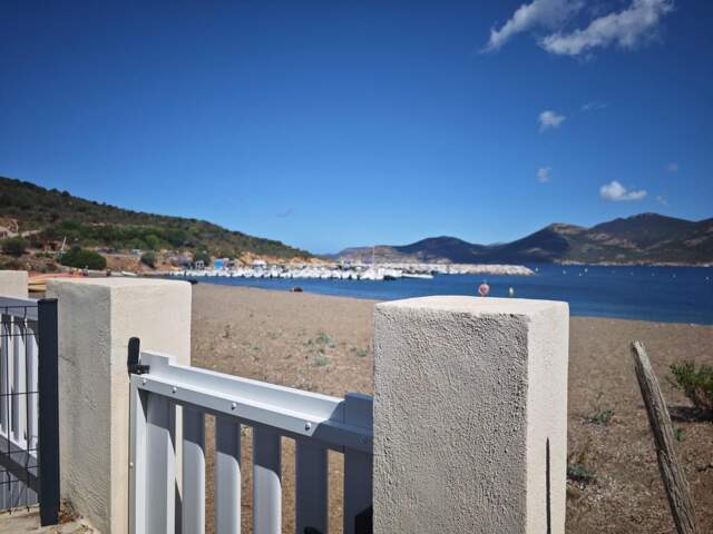 Villa contemporaine pieds dans l'eau, site Natura 2000 entre port de plaisance et réserve de Scandola. 97m², 4 chambres, 30 min aéroport Calvi. — photo du bien