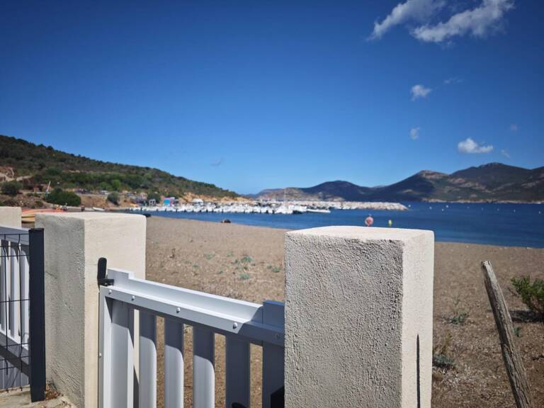Villa contemporaine pieds dans l'eau, site Natura 2000 entre port de plaisance et réserve de Scandola. 97m², 4 chambres, 30 min aéroport Calvi. — photo 1