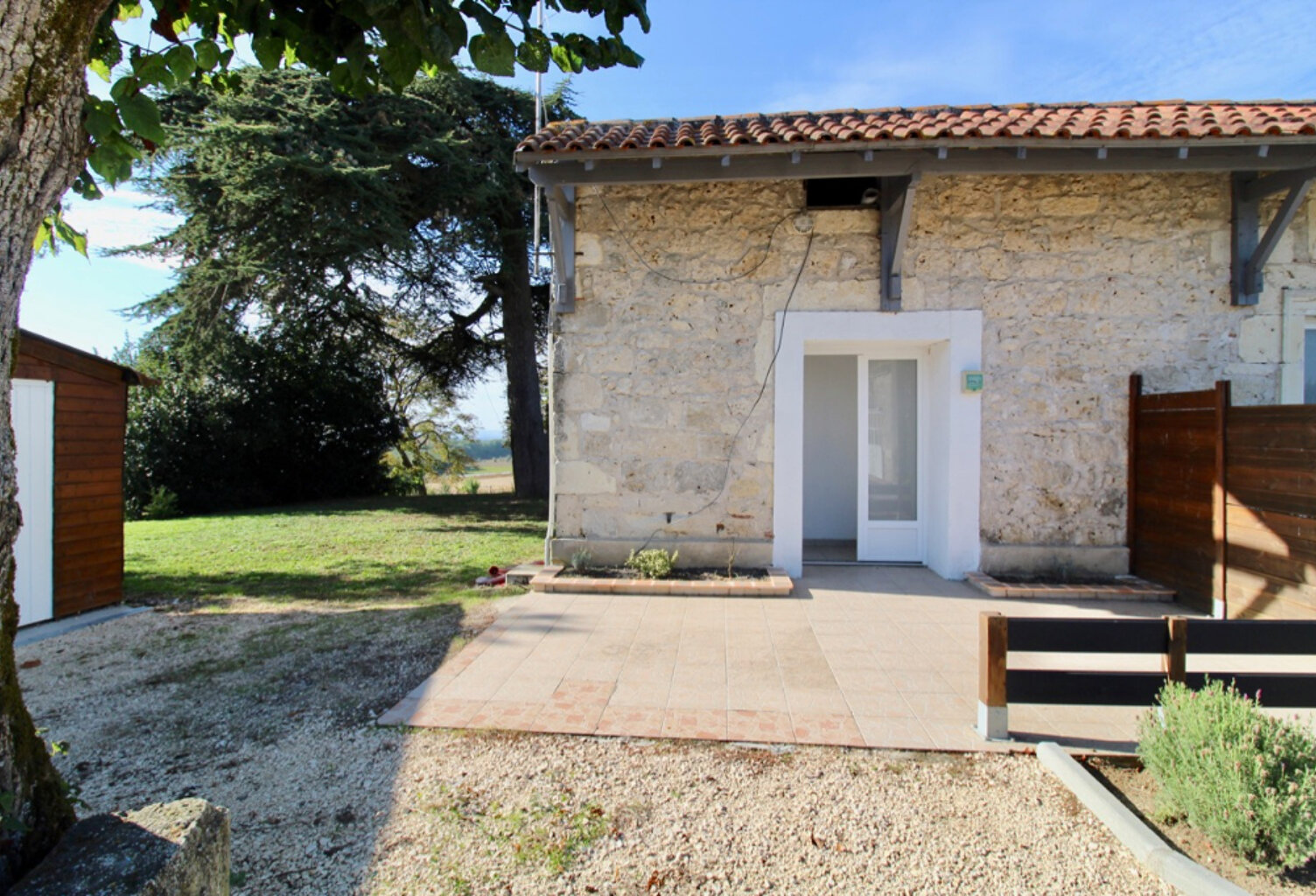Saint Salvy, à 12 minutes de Castelmoron sur Lot, à 30 mn d'Agen, à 17 mn de l'autoroute de Damazan, cette maisonnette en pierres de 51 m²  vient d'être rénovée. Située dans un hameau avec 5 logements et dépendances, vous bénéficierez d'un jardin collecti — photo 1