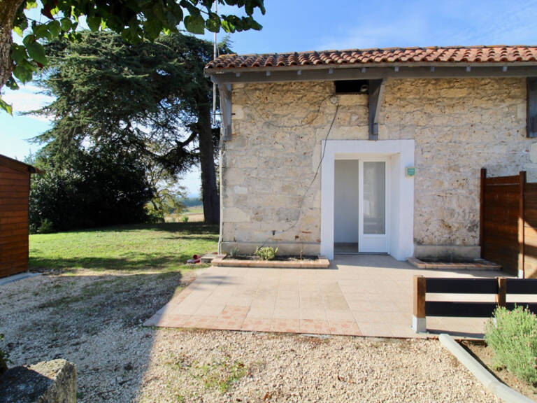 Saint Salvy, à 12 minutes de Castelmoron sur Lot, à 30 mn d'Agen, à 17 mn de l'autoroute de Damazan, cette maisonnette en pierres de 51 m²  vient d'être rénovée. Située dans un hameau avec 5 logements et dépendances, vous bénéficierez d'un jardin collecti — photo 1