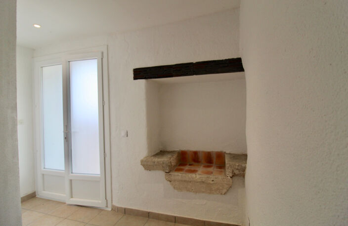 Saint Salvy, à 12 minutes de Castelmoron sur Lot, à 30 mn d'Agen, à 17 mn de l'autoroute de Damazan, cette maisonnette en pierres de 51 m²  vient d'être rénovée. Située dans un hameau avec 5 logements et dépendances, vous bénéficierez d'un jardin collecti — photo 4