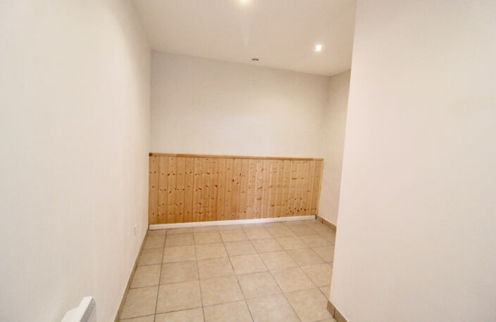 Saint Salvy, à 12 minutes de Castelmoron sur Lot, à 30 mn d'Agen, à 17 mn de l'autoroute de Damazan, cette maisonnette en pierres de 51 m²  vient d'être rénovée. Située dans un hameau avec 5 logements et dépendances, vous bénéficierez d'un jardin collecti — photo 5