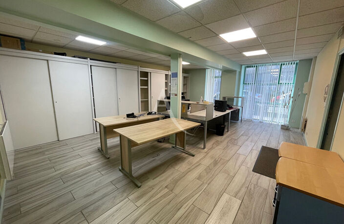 Local commercial environ 66 m² — photo 3