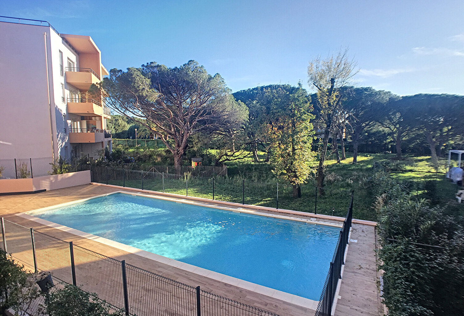 FREJUS T2 terrasse, place de parking, piscine — photo 1