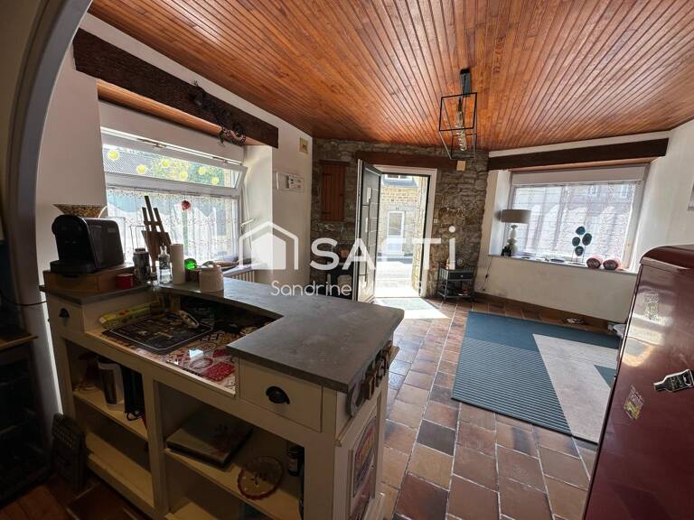 Maison atypique dans le Bourg de BOURBRIAC — photo 1