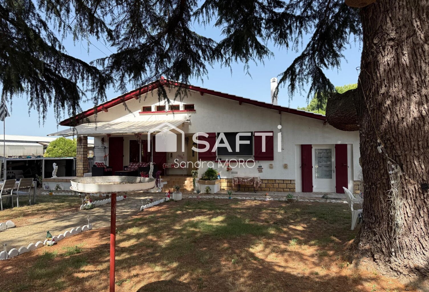 Maison de plain-pied avec grand terrain, garage et beau potentiel d'aménagement — photo 1