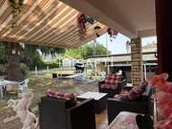 Maison de plain-pied avec grand terrain, garage et beau potentiel d'aménagement — photo 2
