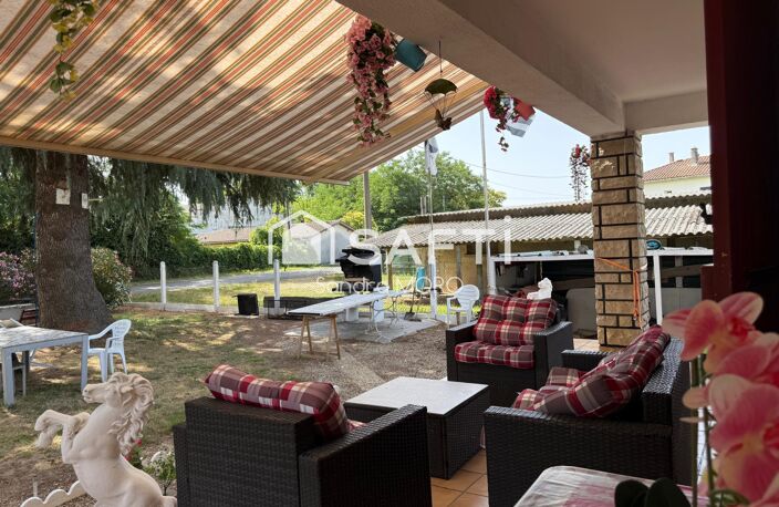 Maison de plain-pied avec grand terrain, garage et beau potentiel d'aménagement — photo 2