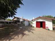 Maison de plain-pied avec grand terrain, garage et beau potentiel d'aménagement — photo 3