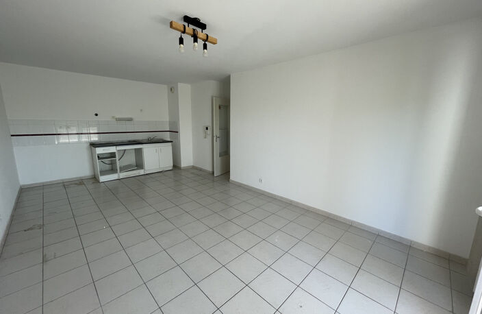 Appartement T3 avec terrasse et parking- SALON - 210 000 € (Honoraires charge vendeur) — photo 2