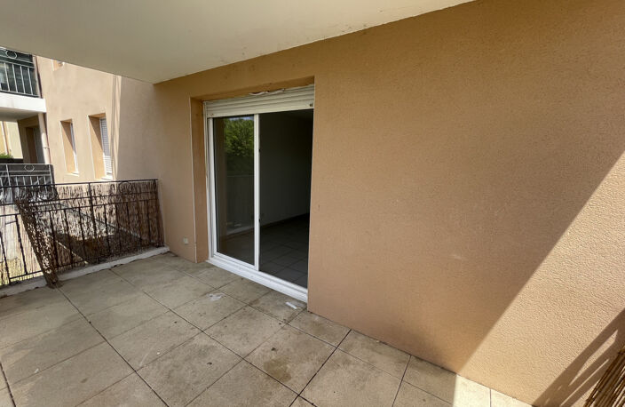 Appartement T3 avec terrasse et parking- SALON - 210 000 € (Honoraires charge vendeur) — photo 4