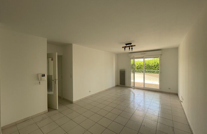 Appartement T3 avec terrasse et parking- SALON - 210 000 € (Honoraires charge vendeur) — photo 5