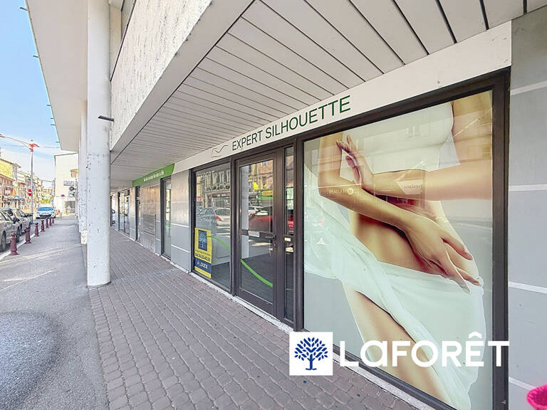 LOCAL COMMERCIAL Hyper centre de BOURGOIN JALLIEU - 71.22 m2 — photo 1