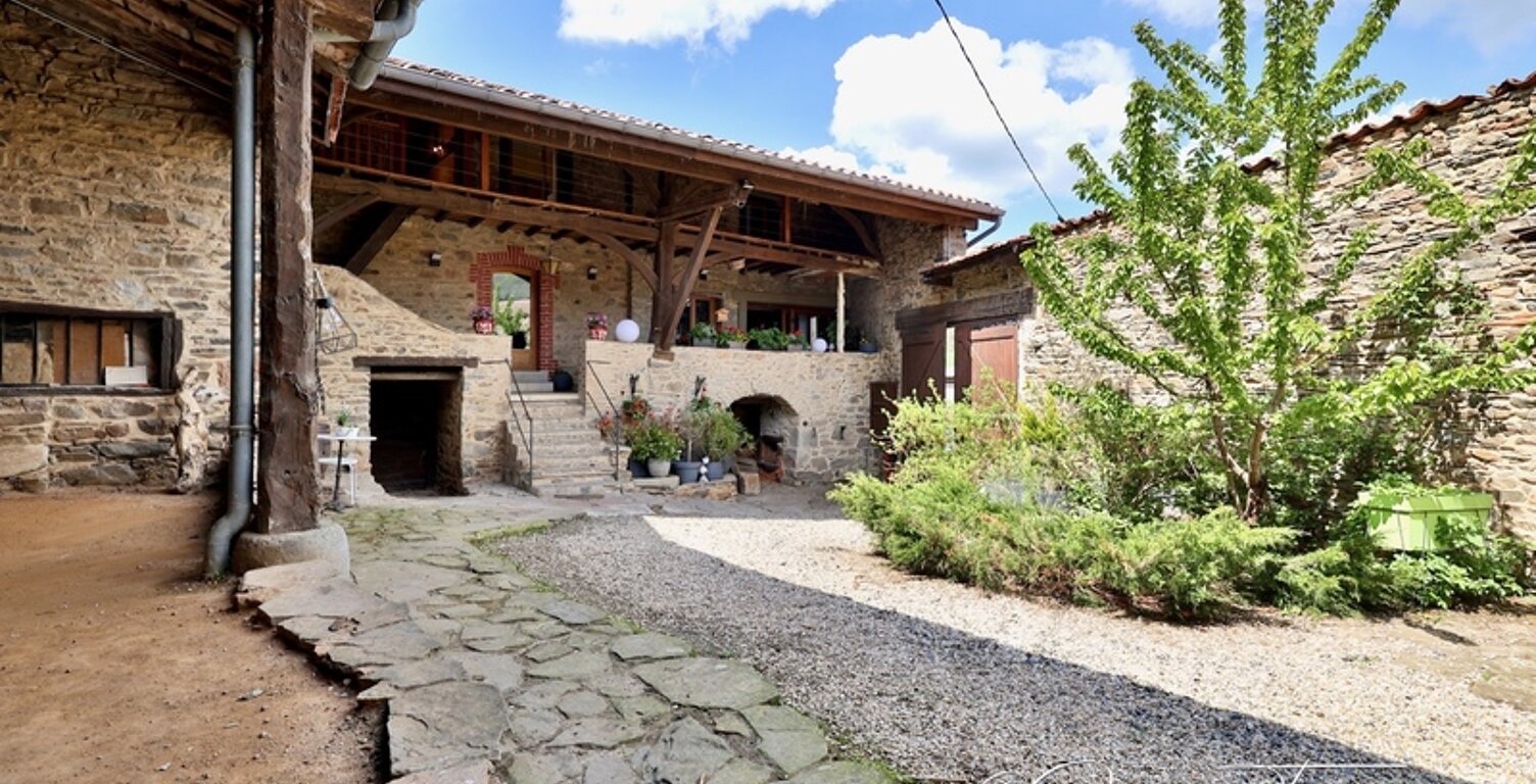 DOMAINE DE CHARME DU XIXᵉ SIÈCLE – 220 m² – MONTS DU LYONNAIS — photo 1