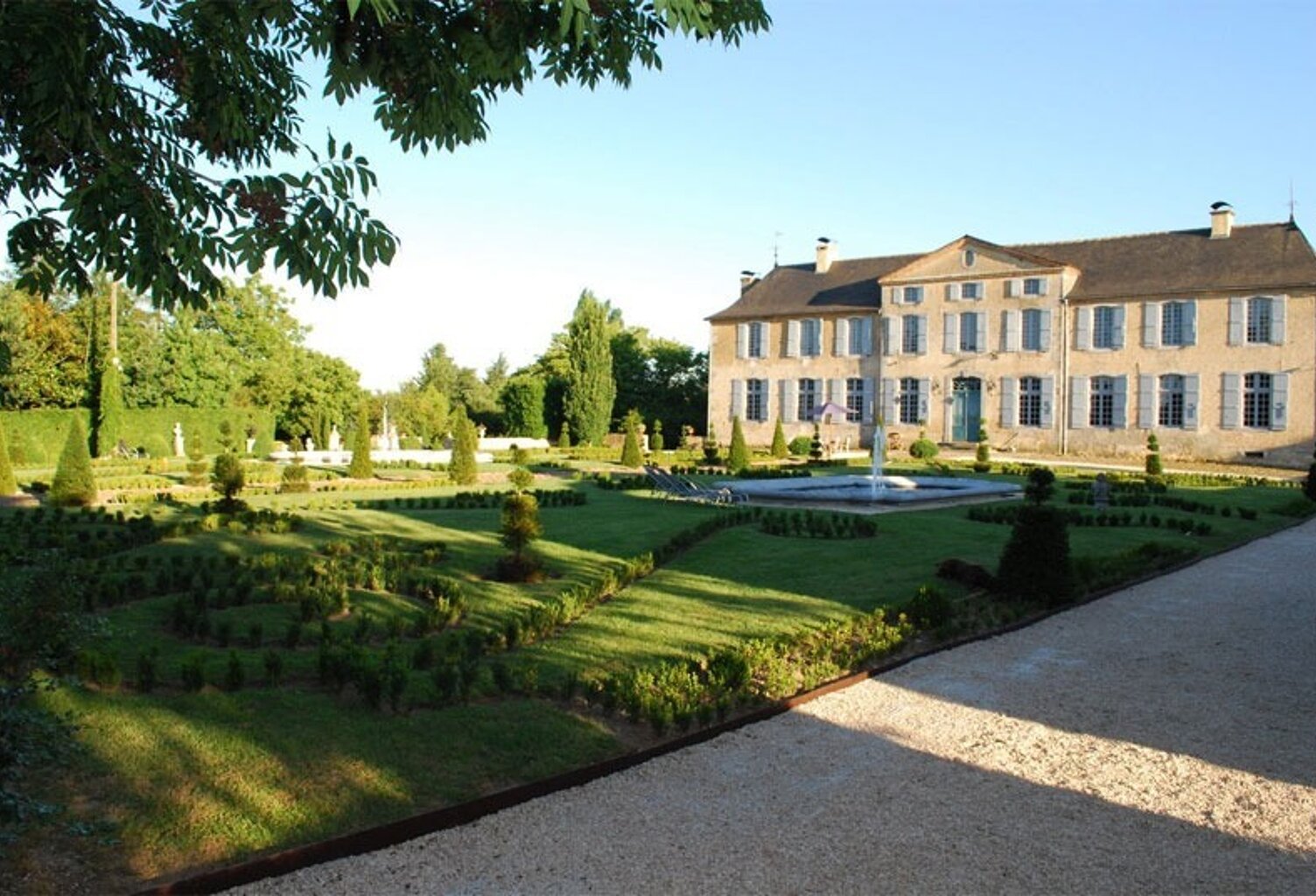 ELEGANT CHATEAU XVIIIs, sans travaux, sur 1 hectare clos de murs, jardin paysagé, chapelle, orangerie, dépendances, pour famille, evenementiel  près de Pau, Lourdes, Marciac, Tarbes — photo 1