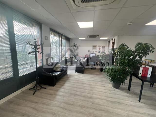 A louer 150m² d'entrepôt bureaux — photo du bien