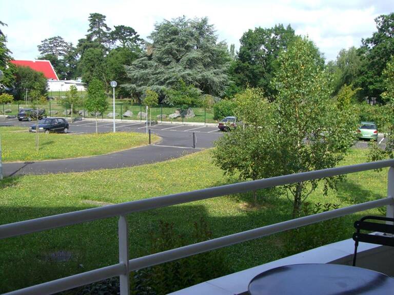 Investissement locatif sécurisé - T2 48 m² avec balcon Ouest, garage et Tram L3 au pied de la résidence — photo 1
