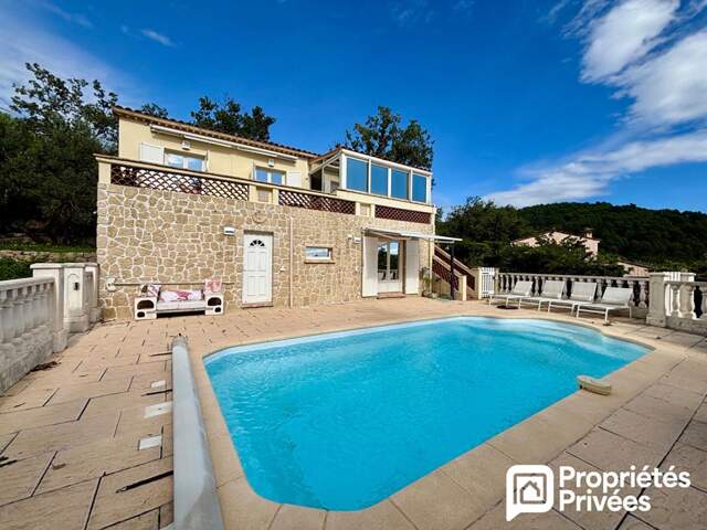 Maison de 4 pièces avec beau jardin, piscine et garage — photo du bien