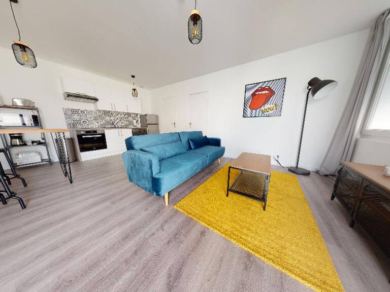A deux pas de l'université Jean Monnet des arrêts de tramways et de toutes commodités : très beau T2 meublé et décoré avec goût — photo 1