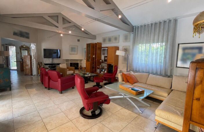 LA GRANDE MOTTE : Villa familiale aux volumes rares — photo 4