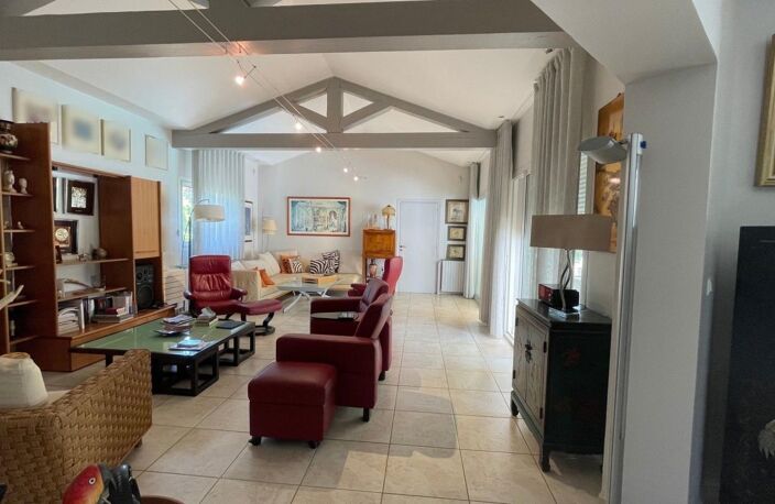 LA GRANDE MOTTE : Villa familiale aux volumes rares — photo 5