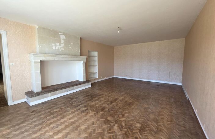 Maison de bourg, 3/4 chambres, terrain et dépendances — photo 2