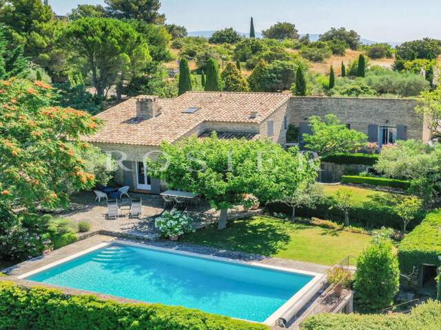 Propriété de charme avec piscine à vendre à Gordes à pied du vil — photo du bien