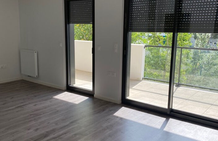 1 Pièce 34 M2 terrasse quartier Tasta Sud BRUGES — photo 2