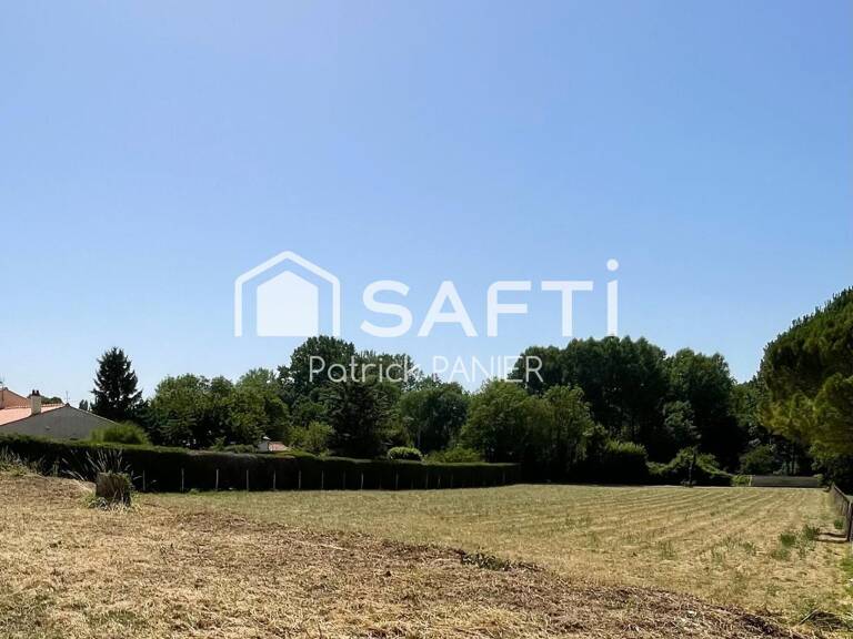 Découvrez ce magnifique terrain de 3 215 m² situé à Dampierre-sur-Boutonne, dans un environnement paisible et verdoyant, idéal pour concrétiser votre projet de vie. — photo 1