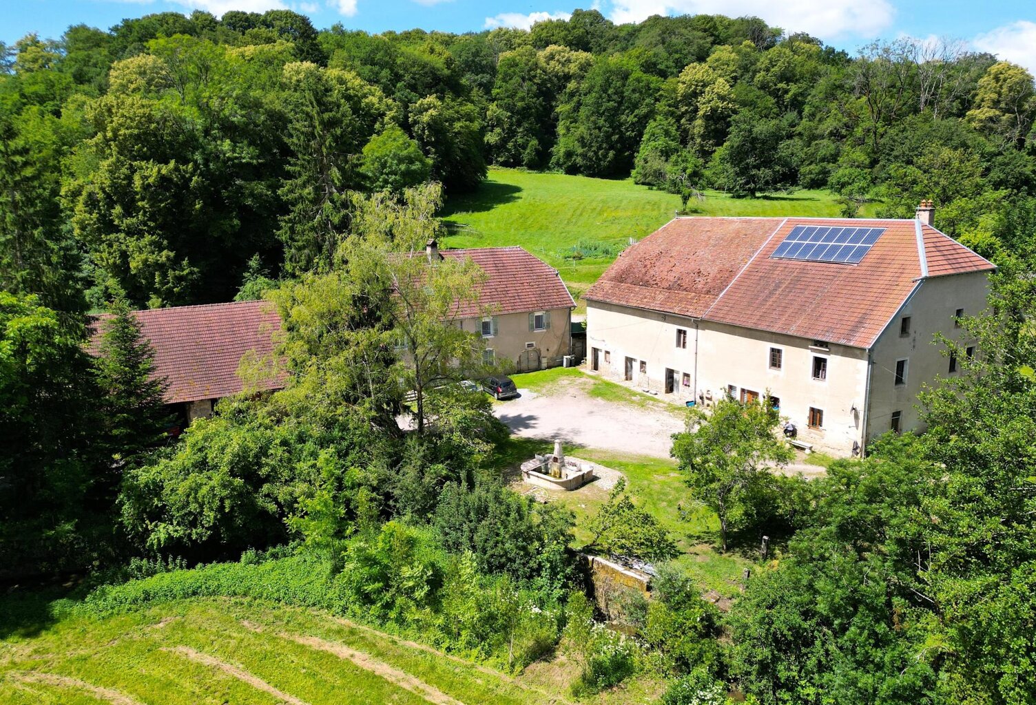Domaine composé d'une maison d habitation , 3 appartements, dépendance sur 38690 M2 de terrain — photo 1