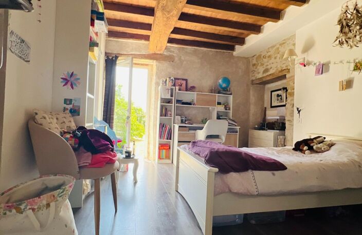 Maison en pierre de 105m² d'habitation, un grenier de 90 m² et 3 petites dépendances. — photo 3