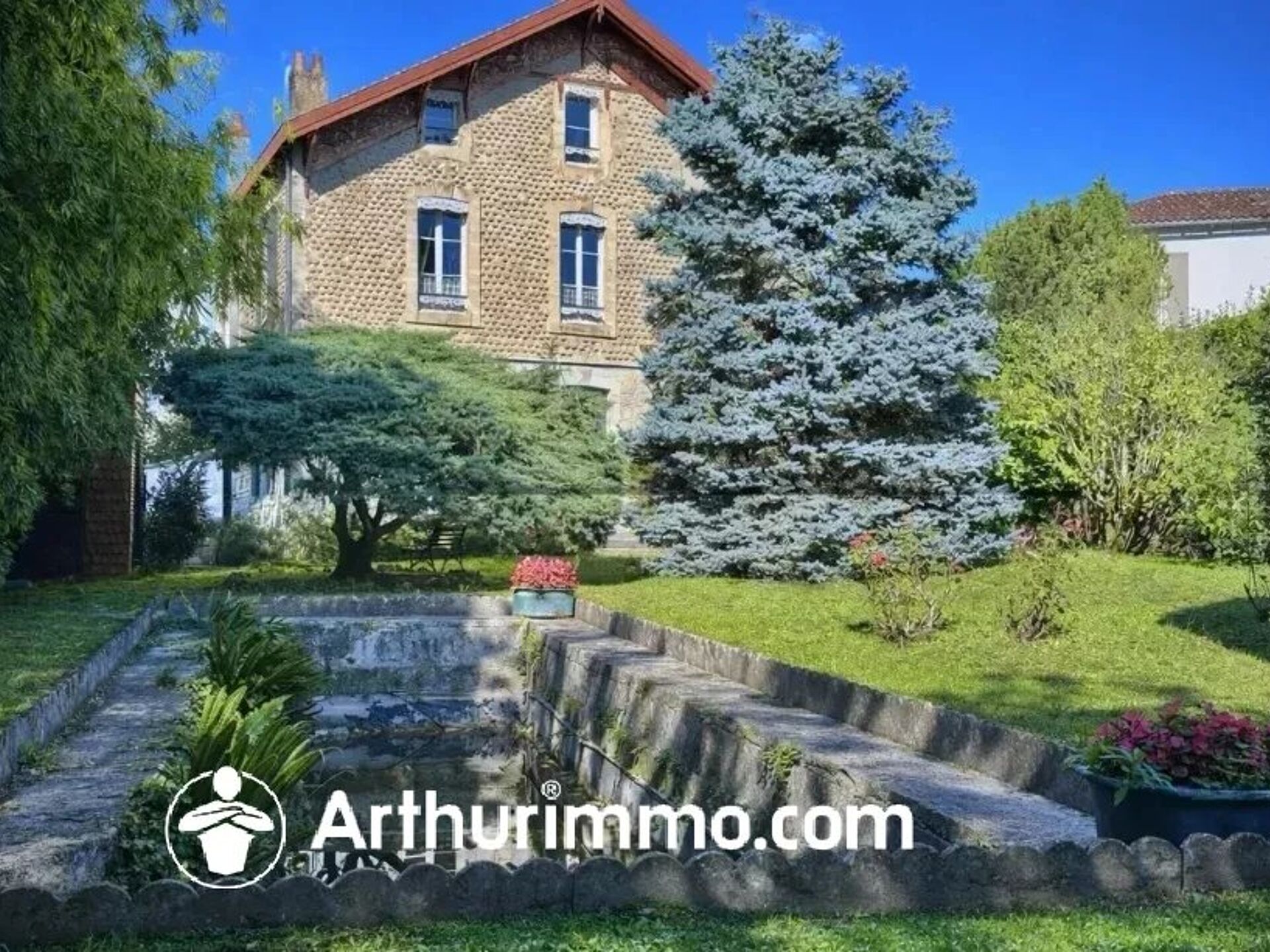 Maison 8 pièces 260 m² · à Saint-Jean-d'Angély · 260 m² · 263 000 €