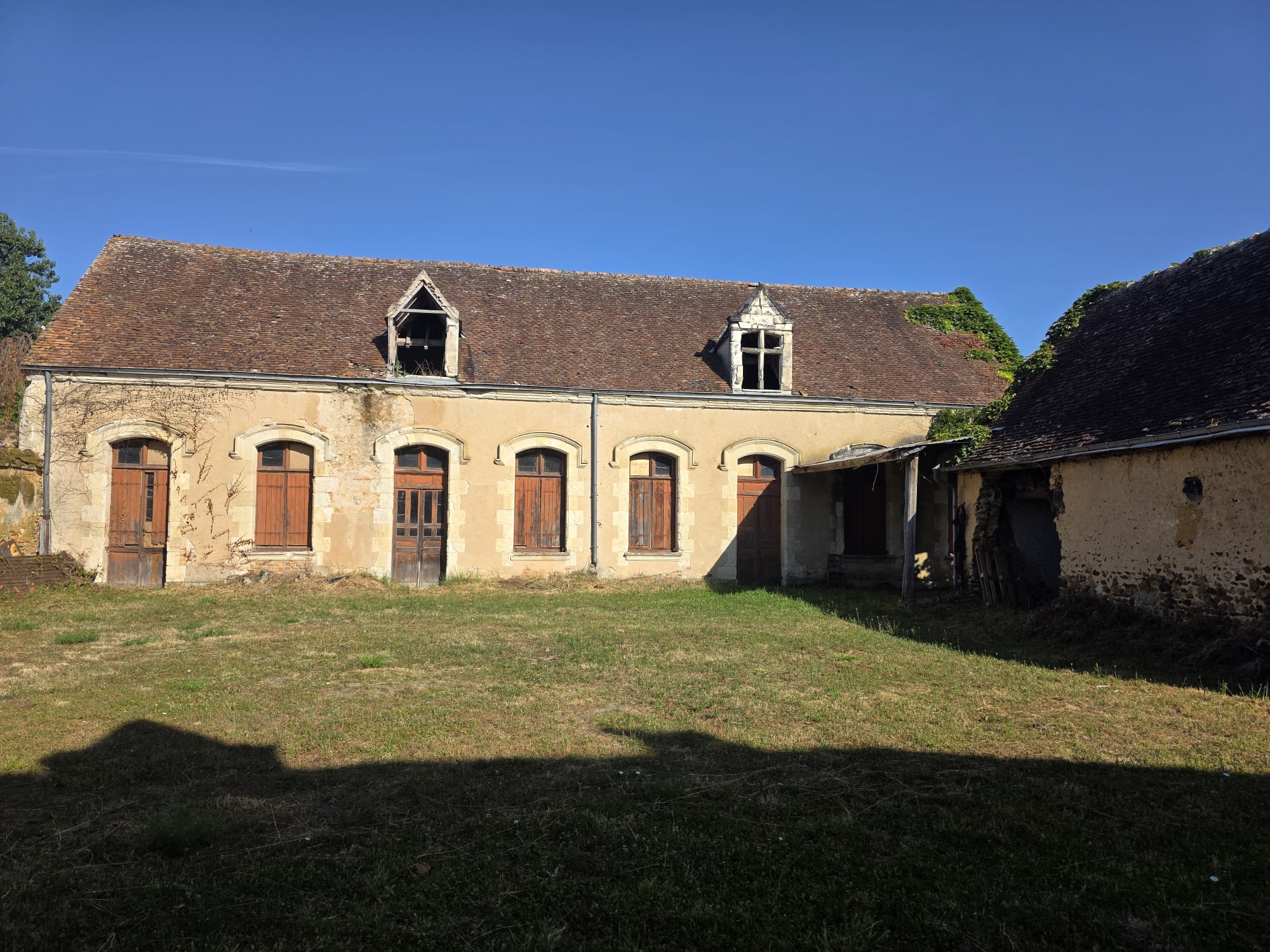 Ancienne école, 2 bâtiments avec cour et jardin