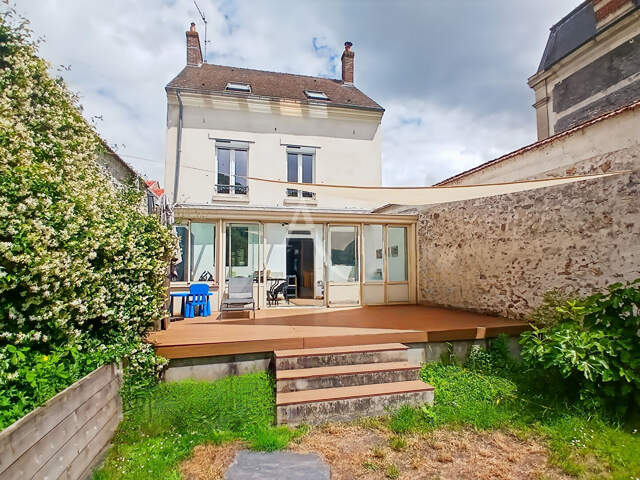 RARE  Au coeur de Marines, élégante maison familiale de caractère avec jardin et dépendance — photo du bien