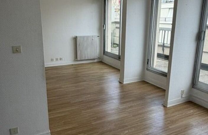 DEUX PIECES AVEC TERRASSE CAVE ET PARKING — photo 2