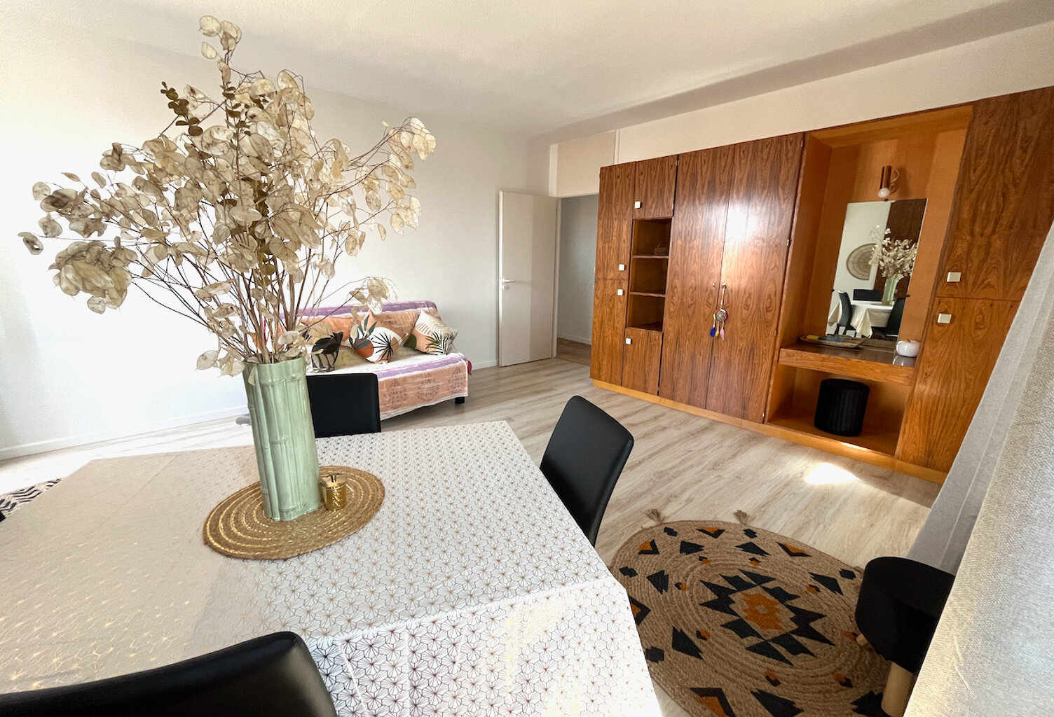 Villeneuve sur Lot, appartement MEUBLÉ T3 de 83,60 m2 situé dans quartier Sainte Catherine commerçant, Vue sur l'église Sainte Catherine et sur la place Lafayette depuis l'appartement. Il est composé d'une entrée spacieuse avec placards,  d'un séjour agré — photo 1