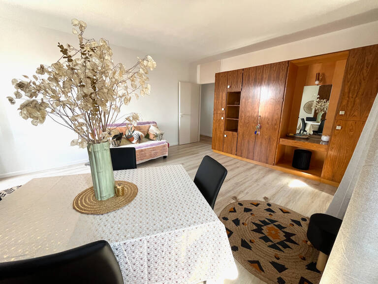 Villeneuve sur Lot, appartement MEUBLÉ T3 de 83,60 m2 situé dans quartier Sainte Catherine commerçant, Vue sur l'église Sainte Catherine et sur la place Lafayette depuis l'appartement. Il est composé d'une entrée spacieuse avec placards,  d'un séjour agré — photo 1