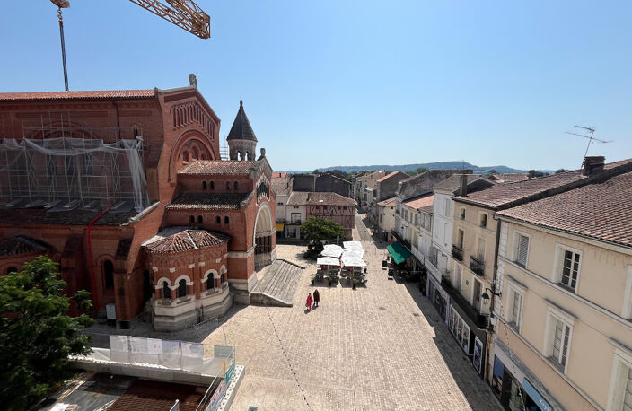 Villeneuve sur Lot, appartement MEUBLÉ T3 de 83,60 m2 situé dans quartier Sainte Catherine commerçant, Vue sur l'église Sainte Catherine et sur la place Lafayette depuis l'appartement. Il est composé d'une entrée spacieuse avec placards,  d'un séjour agré — photo 2